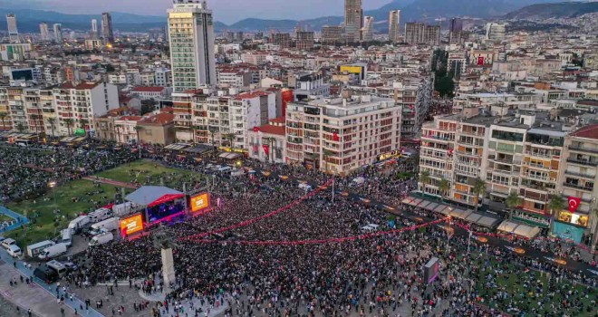 İzmirliler 350 metrelik Atatürk posterini taşıdı