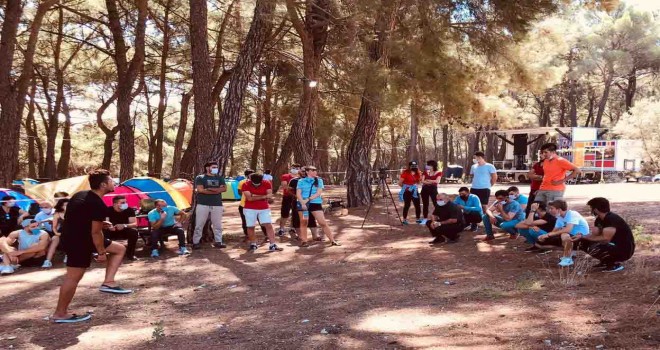 Usta oyuncular Bornova’da gençlerle buluştu