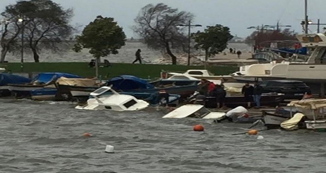 Karşıyaka'da deniz taştı, tekneler battı!..