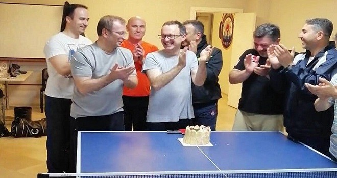 Maçın devre arasında doğum gününü kutladılar...