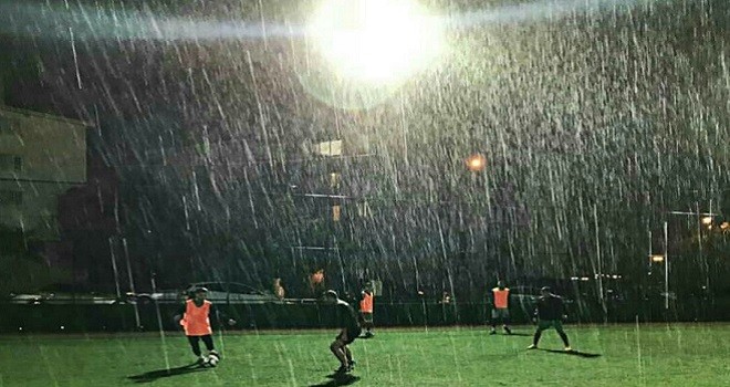 Bostanlıspor yağmur, çamur dinlemiyor...