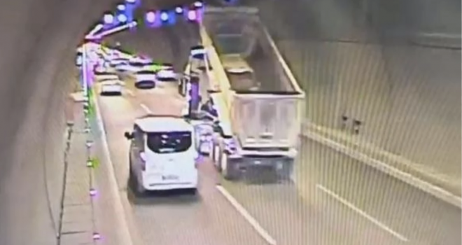 Karşıyaka'da kamyonun damperi levhaya çarptı