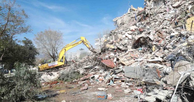 Bayraklı'da ağır hasarlı binalar yıkılıyor