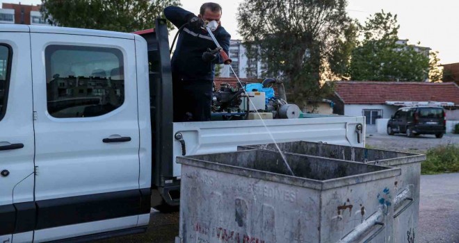Karşıyaka’da ilaçlama ekiplerinden akşam mesaisi