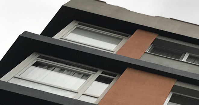 Girne Caddesi'nde bir binaya yıldırım düştü