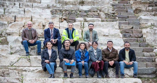 Smyrna Tiyatrosu gün yüzüne çıkıyor