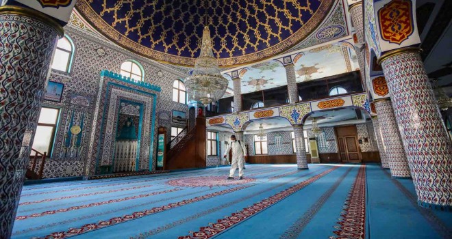 Bayraklı’da ibadethaneler dezenfekte ediliyor