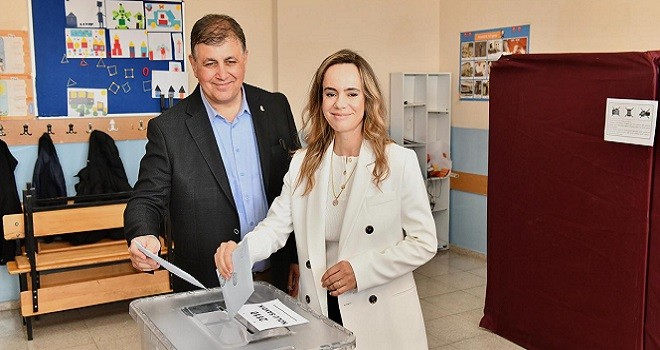 Karşıyaka Belediye Başkanı Cemil Tugay oyunu kullandı