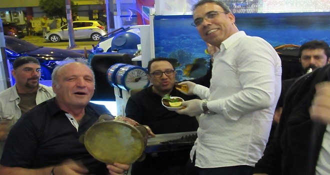 Karşıyaka Sanat Derneği TSM Korosuna Çiğ Köfteli moral gecesi…