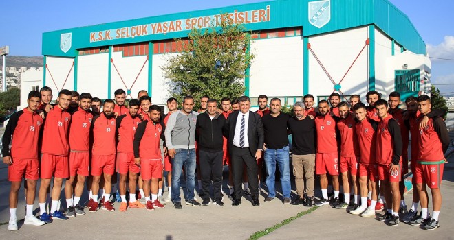 Karşıyaka Belediye Başkanı Tugay,  futbolculara primleri ödedi...
