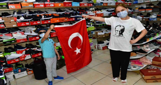 Çiğlili esnafın bayrakları belediyeden