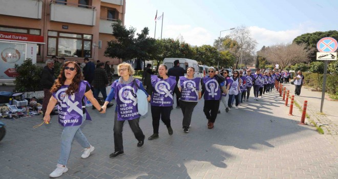 Kadınlar Efes Selçuk sokaklarında zincir oluşturdu