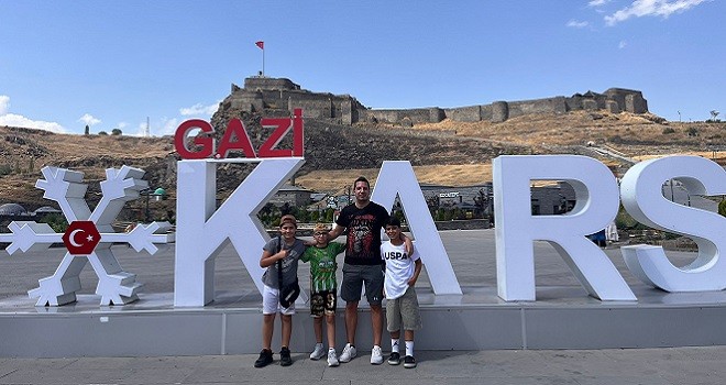 Bostanlıspor'un küçük muaythai sporcuları Türkiye Şampiyonası için Kars'ta...