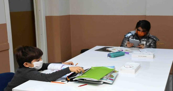 Karabağlar Belediyesi’nden öğrencilere eğitim desteği