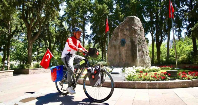 Sivas’tan Karşıyaka’ya pedalladı