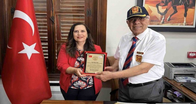 Gazilerden Kıbrıs Başkonsolosu İnanıroğlu'na kitap hediyesi