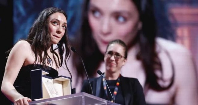 Cannes Film Festivali'nde En İyi Kadın Oyuncu Ödülü Karşıyakalı Merve Dizdar'ın...