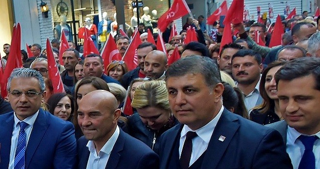 Soyer ile Tugay'a Karşıyaka Çarşı'da sevgi seli...