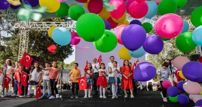 İzmirli minikler 23 Nisan'da eğlenceye doydu