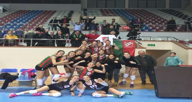 Yıldız Kızlar finallere galibiyetle başladı