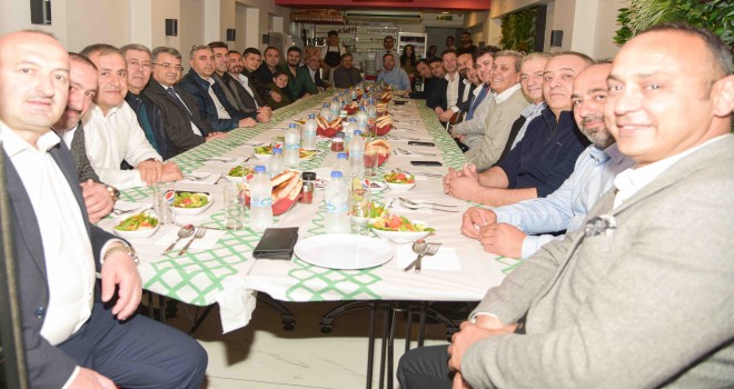 Karşıyaka’daki Karadenizliler ilçedeki yöneticilerle iftarda buluştu