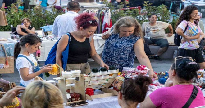Karşıyaka’da El Emeği Gece Pazarı geri döndü