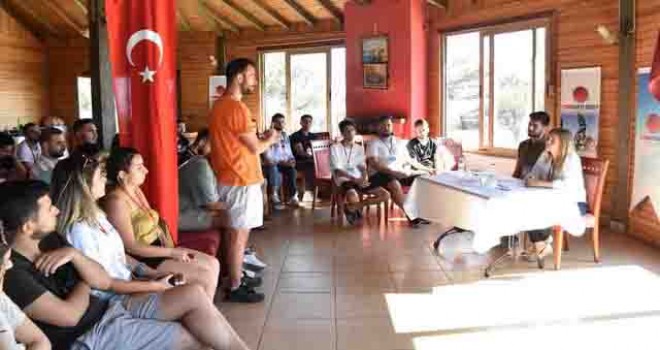 CHP'li Kılıç Karşıyaka'da gençlerle buluştu