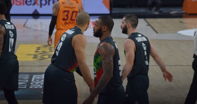 Pınar Karşıyaka zirveden indi...