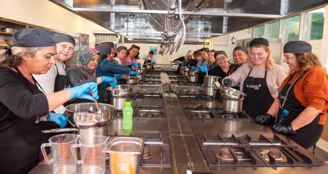 Karşıyaka'da lösemili çocuklara çikolata sürprizi