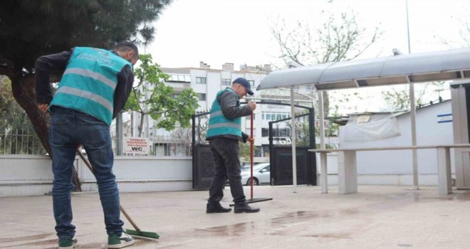 Karşıyaka'da hükümlüler camileri temizliyor