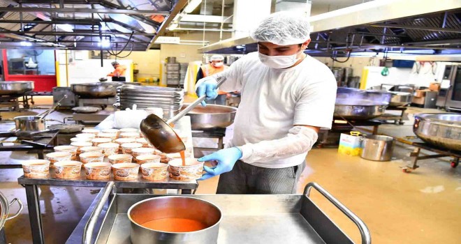 İzmir Büyükşehir Aşevi depremzedeler için gece gündüz iş başında