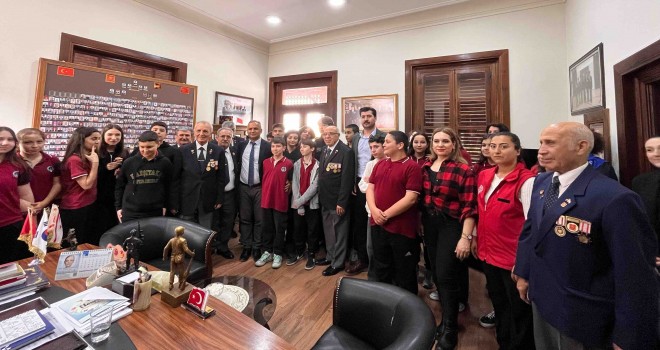 Karşıyaka Gençlik Merkezi'nde Çanakkale şehitleri anıldı