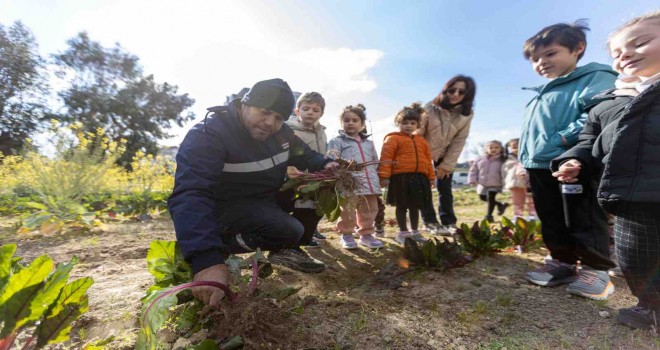 Karşıyaka’da anaokulu öğrencileri bostanda üretimi deneyimledi
