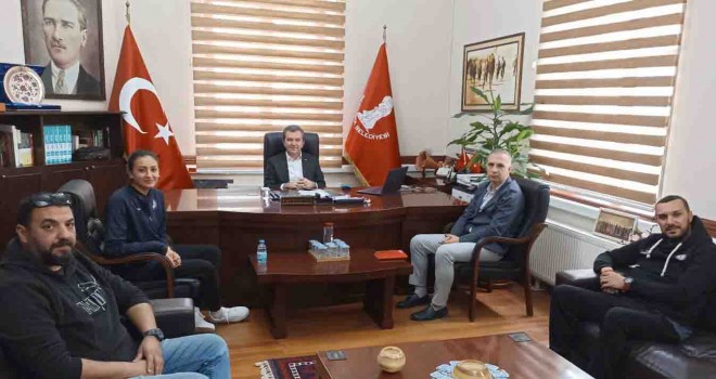 Depremzede kadın voleybolcu İrem Kul'a Başkan Koştu sahip çıktı