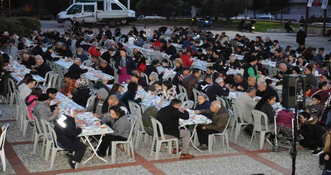 Karşıyaka’da Ramazan bereketi iftar sofralarına taşındı