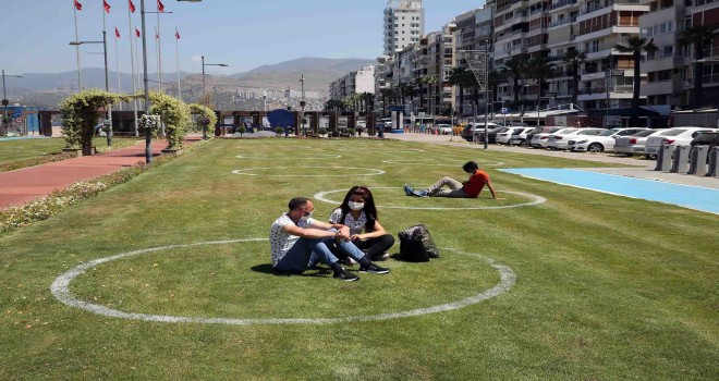Yeşil alanda çemberli sosyal mesafe dönemi