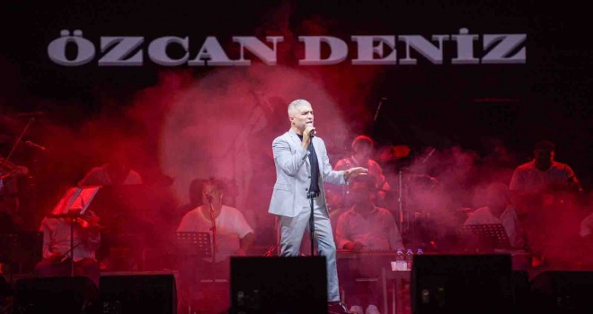 ​Çim Konserleri’nde Özcan Deniz rüzgarı esti