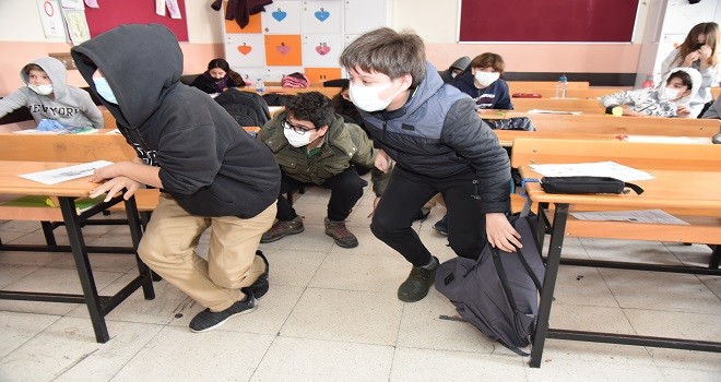 Karşıyakalı öğrenciler deprem tatbikatında tam not aldı