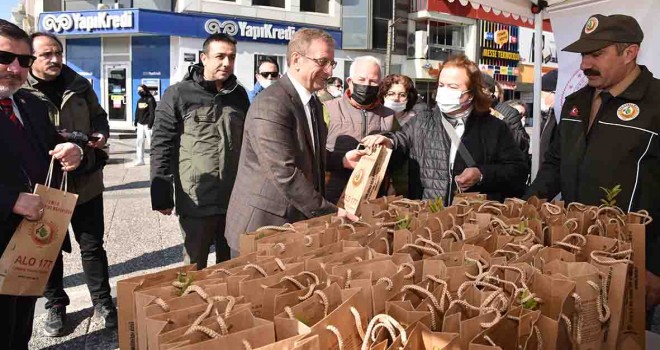 Karşıyaka'da 45 dakikada bin fidan dağıtıldı