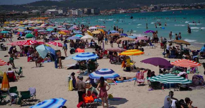 Çeşme Belediyesi plajları bir kez daha Mavi Bayrak kazandı