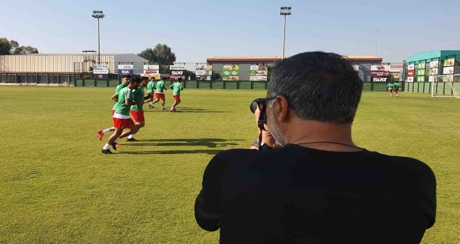 Tolungüç fotoğraf makinesini eline aldı...