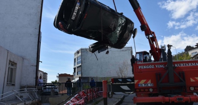 Karşıyaka'da otomobil bahçeye uçtu