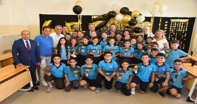 Karşıyaka’daki 40 bin öğrenci karne sevinci yaşadı