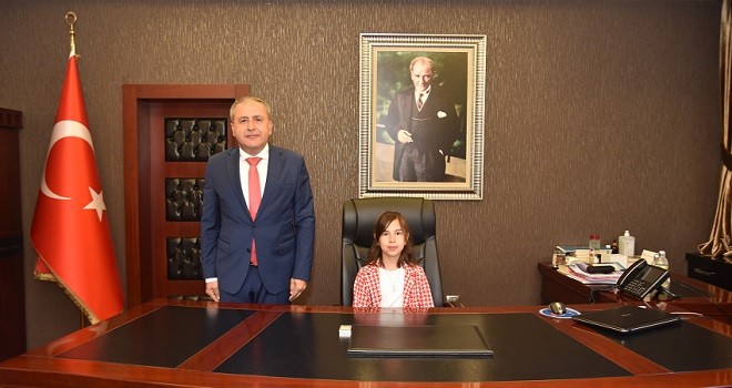 23 Nisan’da Karşıyaka Kaymakamlık makamında bir kız öğrenci