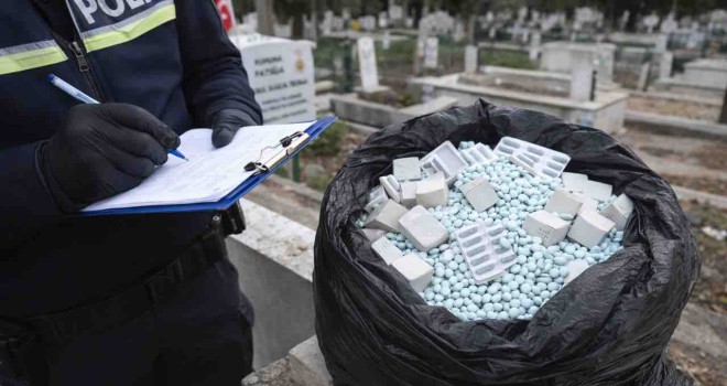 Karşıyaka'da mezarlıkta binlerce uyuşturucu hap bulundu