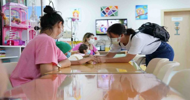 Egeli öğrencilerden, tedavi gören çocuklara moral