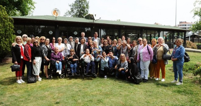 Karşıyaka’da engelli annelerine özel buluşma