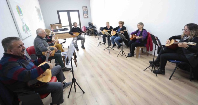 Konak’ta ücretsiz bağlama kursuna yoğun ilgi