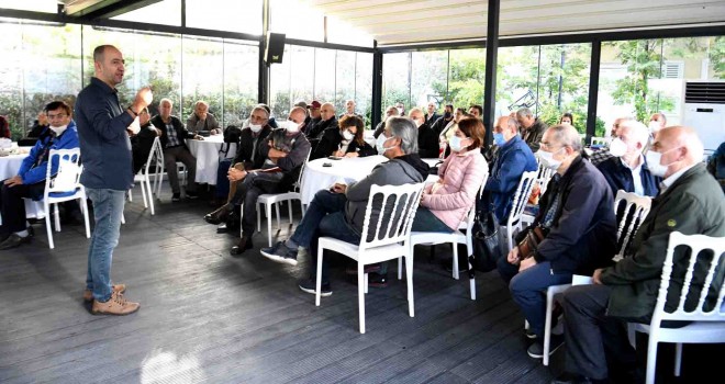 Bornovalı üreticilere zeytin budama eğitimi