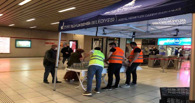 Metro yolcularına iftar paketi